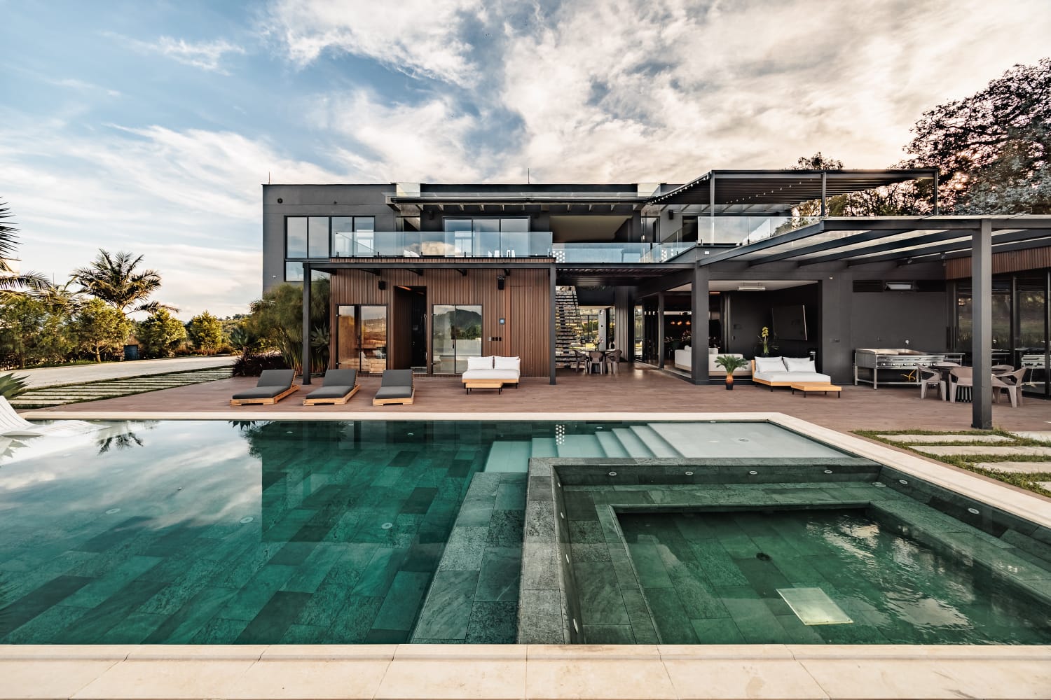 Villa de Estreno en Belén: Lujo, Diseño y Entretenimiento sin Igual — Medellín